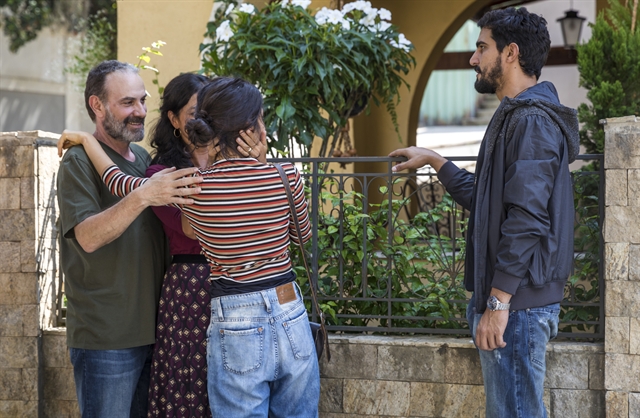 Laila (Julia Dalavia) com os pais, Elias (Marco Ricca) e Missade (Ana Cecília Costa), após se livrar de sequestro  (Foto: Globo/Paulo Belote)