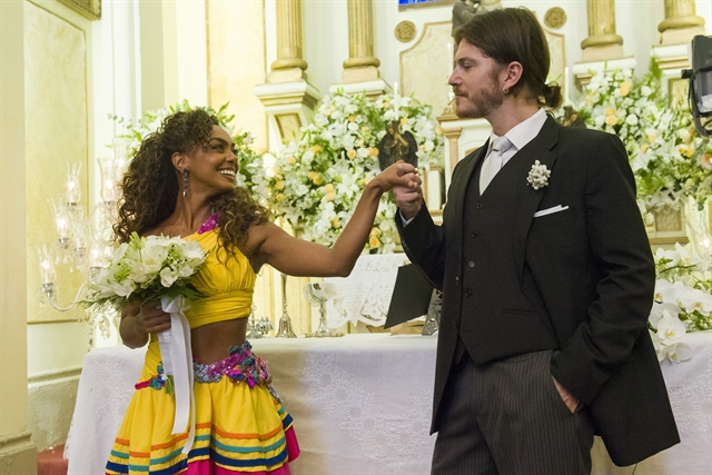 Dandara (Dandara Mariana) e Quinzinho (Caio Paduan) em cena de Verão 90 (Foto: Globo/Cesar Alves)