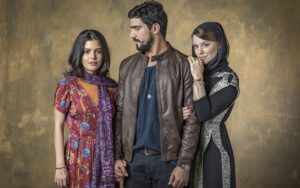 Laila (Julia Dalavia), Jamil (Renato Góes) e Dalila (Alice Wegmann) em Órfãos da Terra
(Foto: Globo/Paulo Belote)