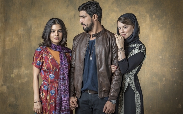 Laila (Julia Dalavia), Jamil (Renato Góes) e Dalila (Alice Wegmann) em Órfãos da Terra (Foto: Globo/Paulo Belote)