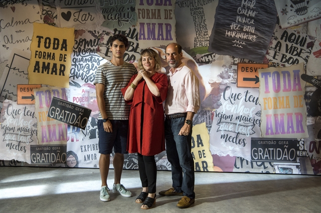 Guga (Pedro Alves), Regina (Karine Teles) e Max (Roberto Bomtempo) (Foto: Globo/Estevam Avellar)