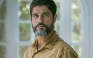 Hussein em cena da novela Órfãos da Terra (Foto: Reprodução)