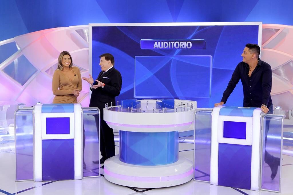 Lívia Andrade e Leo Dias participam do Jogo das Três Pistas neste domingo no Programa Silvio Santos. (Foto: Lourival Ribeiro/SBT)