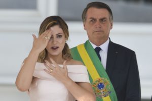 Michelle Bolsonaro ao lado do presidente Bolsonaro durante posse (Foto: Reprodução)