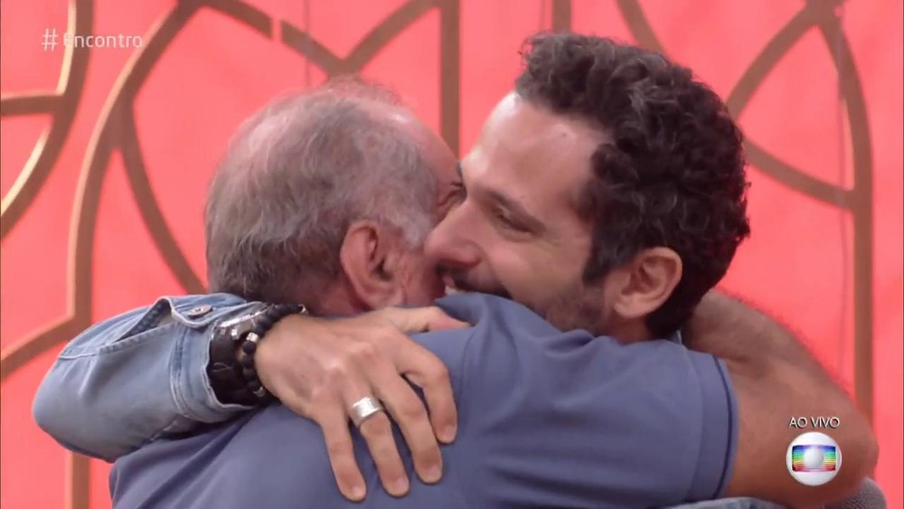 Mouhamed Harfouch se emocionou com o pai na Globo (Foto: Reprodução)