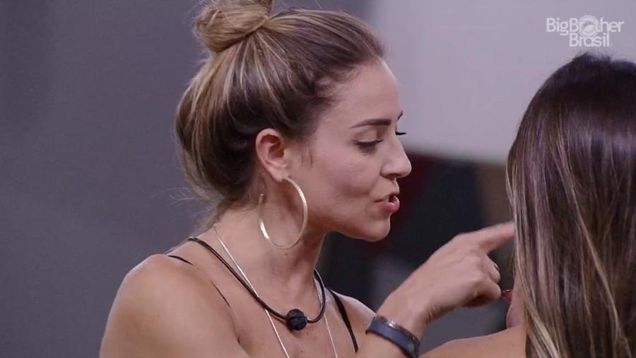 Paula conversa com Hariany no BBB19 (Foto: Reprodução)