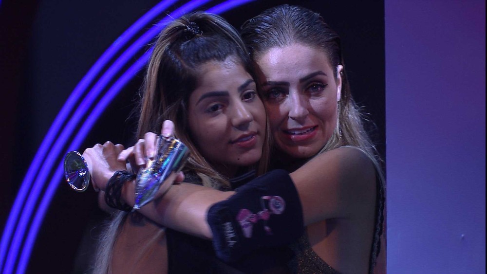 Paula e Hariany durante o confinamento no BBB19 (Foto: Reprodução)