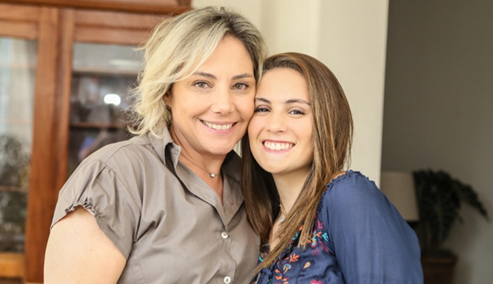 Filha de Heloísa Périssé, Luisa faz sua estreia no Zorra. (Foto: Divulgação)