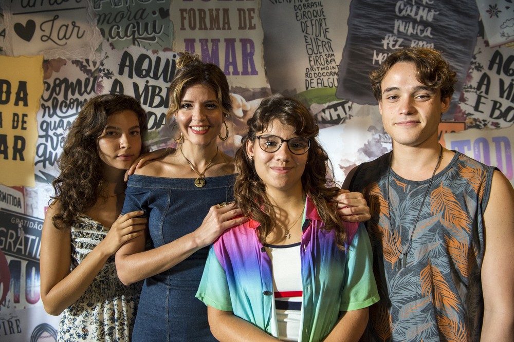 Rita (Alanis Guillen ), Carla (Mariana Santos)e seus filhos Raíssa (Dora de Assis) e Thiago (Danilo Maia) em Malhação Toda Forma de Amar