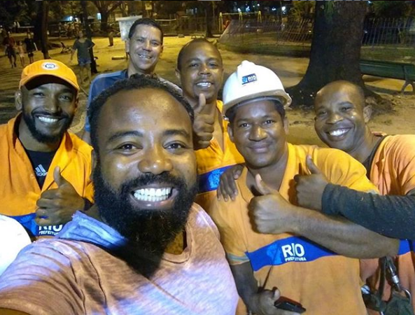 Rodrigo do BBB19 com os trabalhadores do Rio (Foto: Reprodução/ Instagram)