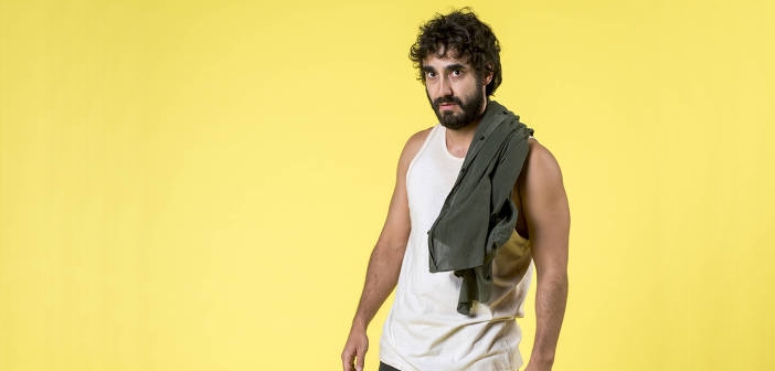 Galdino (Gabriel Godoy) em Verão 90 (Foto: Raquel Cunha/ Globo/ Divulgação)