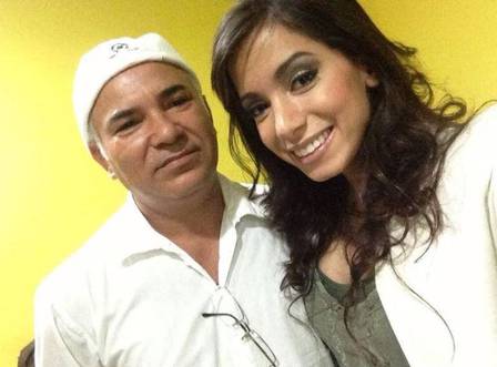 Anitta com Sérgio Pina (Foto: Reprodução/Facebook)