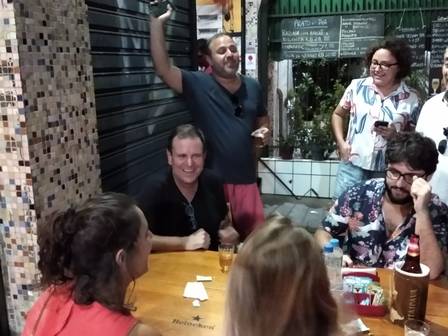 Eduardo Paes foi flagrado em um bar do Rio de Janeiro (Foto: Reprodução/Instagram)