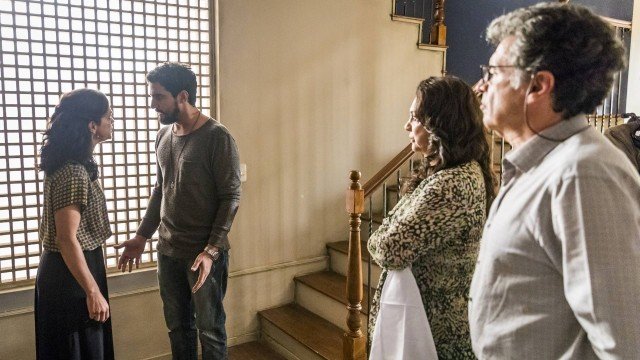 Sob o olhar de Rania e Miguel, Jamil pressiona Missade para saber de Laila em Órfãos da Terra (Foto: Paulo Belote/ Globo/ Divulgação)