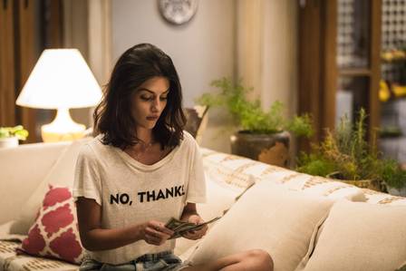 Camila contando sua grana em Órfãos da Terra (Foto: Victor Pollak/ Globo/ Divulgação)