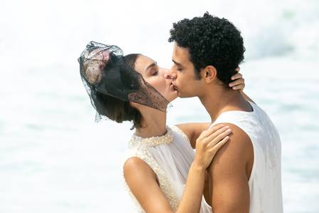 Vestida de noiva, Larissa vai para a praia com Diego comemorar juntos a nova fase de suas vidas, em Verão 90 (Foto: Isabella Pinheiro/ Globo/ Divulgação)