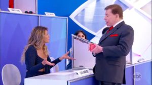 O apresentador Silvio Santos conversa com Lívia Andrade durante o Jogo dos Pontinhos no SBT. (Foto: Reprodução)