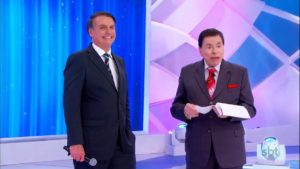 Jair Bolsonaro e Silvio Santos conversam em programa do SBT. (Foto: Reprodução)