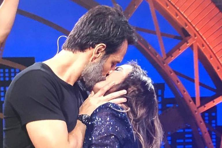 Rodrigo Santoro e Tatá Werneck deram beijão no Lady Night (Foto: Reprodução)