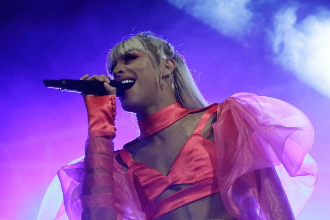 Show de Pabllo Vittar na Virada tem hits dançantes e invasão de fãs no palco (Foto: Reprodução)