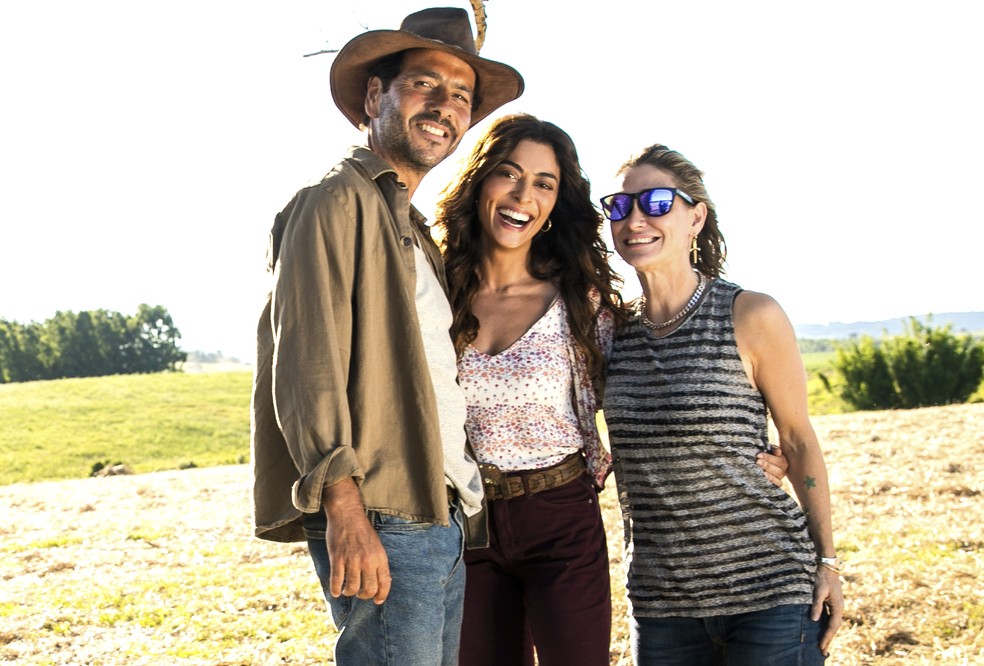 Juliana Paes e a diretora Amora Mautner nos bastidores da novela A Dona do Pedaço