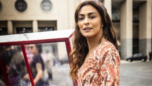 Maria da Paz (Juliana Paes) vende bolo na rua em A Dona do Pedaço (Foto: Globo/João Miguel Júnior)