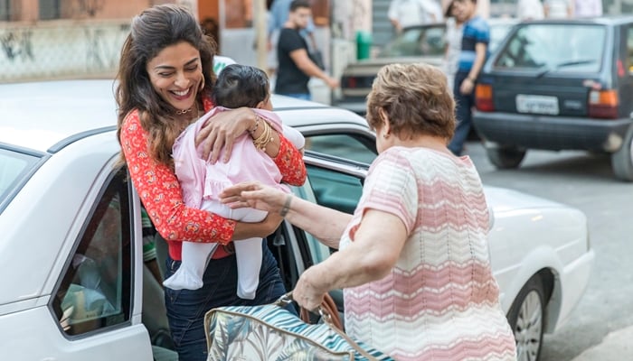 Maria da Paz (Juliana Paes) com Josiane bebê em A Dona do Pedaço (Foto: Globo/Paulo Belote)