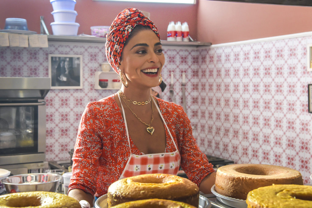 Maria da Paz (Juliana Paes) com os bolos em A Dona do Pedaço da Globo