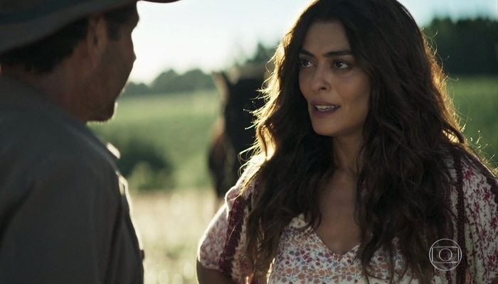 Juliana Paes (Maria da Paz) e Amadeu (Marcos Palmeira) em cena do primeiro capítulo de A Dona do Pedaço (Foto: Reprodução/Globo)