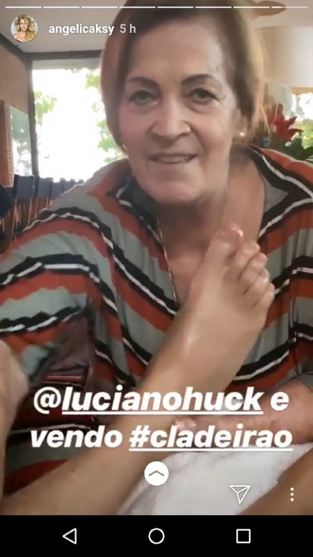 Luciano Huck ganhou massagem da sogra (Foto: Reprodução/Instagram)