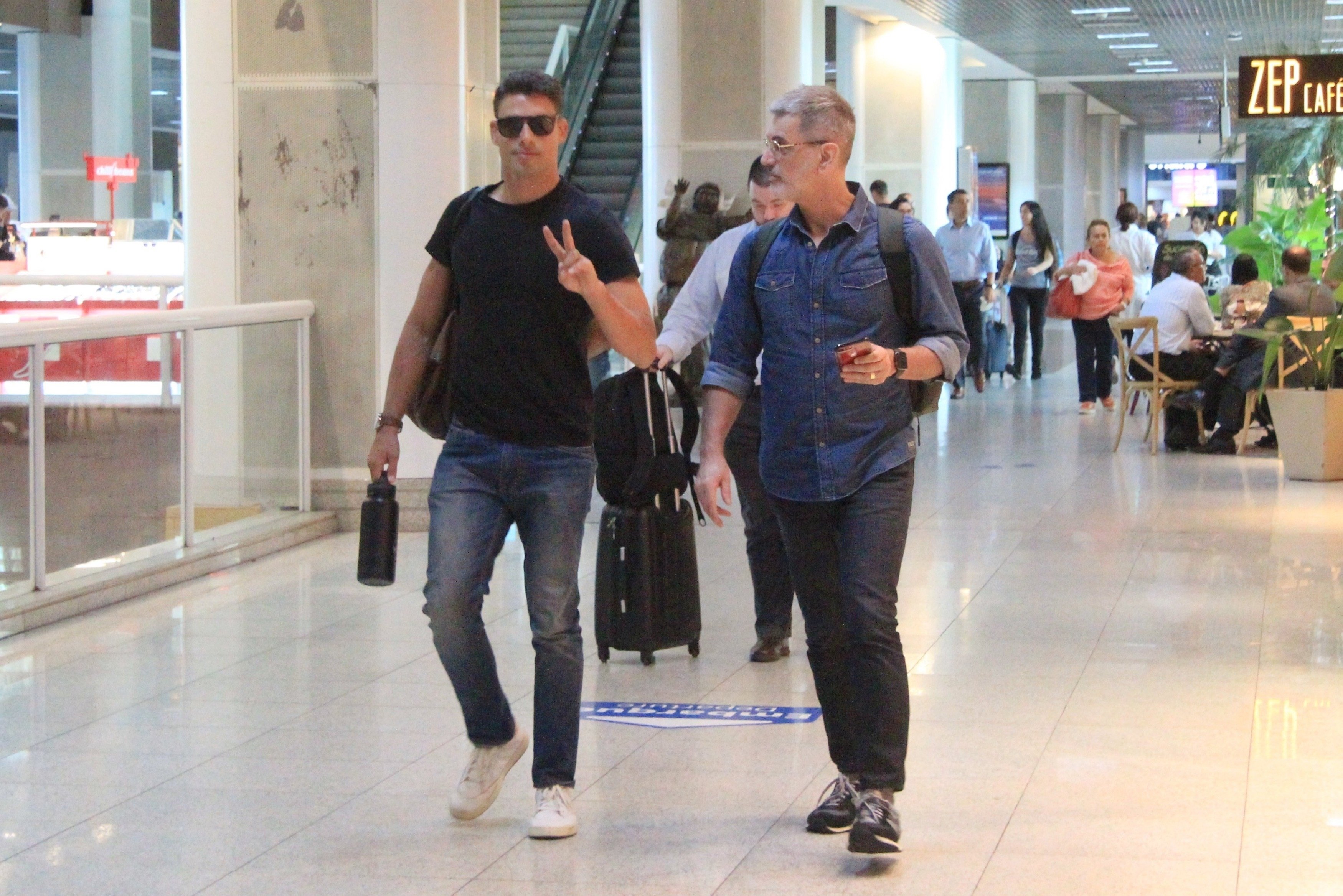 Cauã Reymond flagrado com o pai em aeroporto do Rio de Janeiro (Fabio Moreno / AgNews)