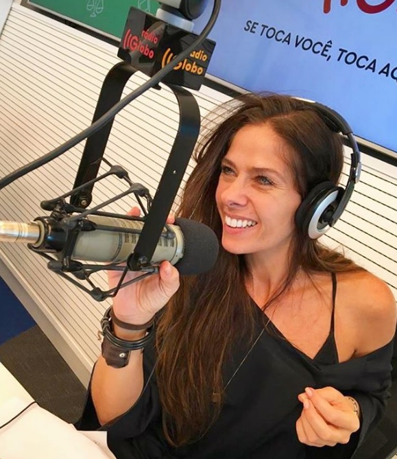 Adriane Galisteu na Rádio Globo (Foto: Reprodução/Instagram)