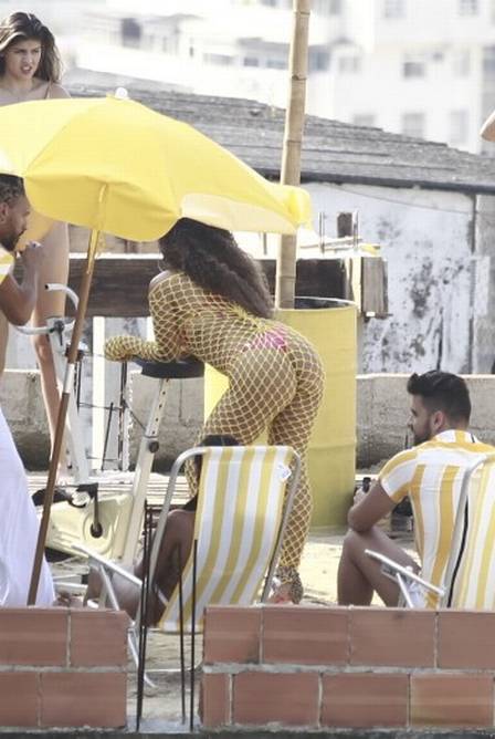 Anitta em gravação de clipe em laje na favela (Foto: Instagram)