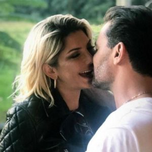 Antonia Fontenelle aos beijos com o cantor sertanejo Eduardo Costa (Reprodução/Instagram)