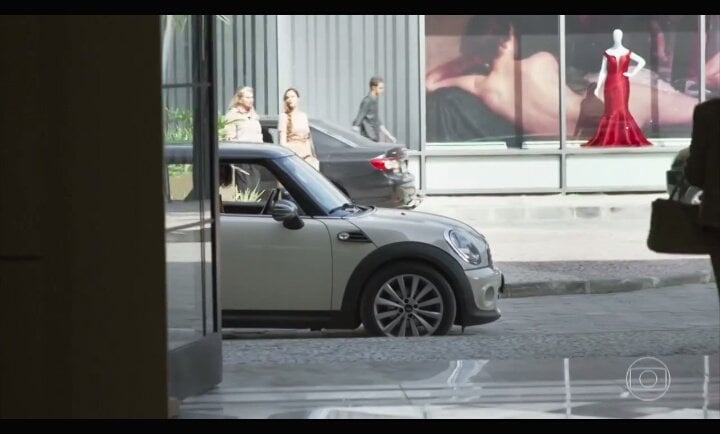 Vestido de Valentina na vitrine de A Dona do Pedaço (Foto: Reprodução/ Globo)