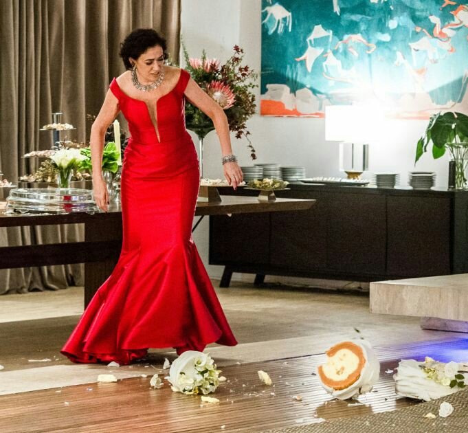 Valentina e seu vestido vermelho em O Sétimo Guardião (Foto: Reprodução/ Globo)