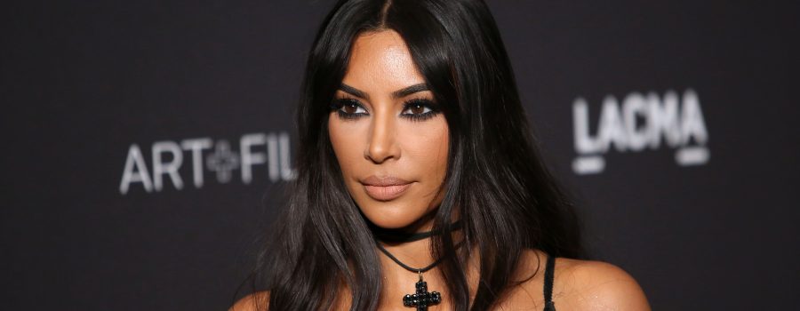 A empresária Kim Kardashian causa revolta por querer tirar bandido da prisão (Foto: Reprodução)