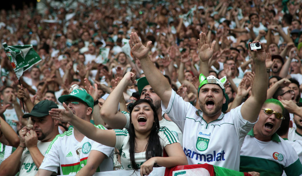 Torcida do Palmeiras xinga a Globo ao vivo (Foto: Friedemann Vogel/Getty Images)