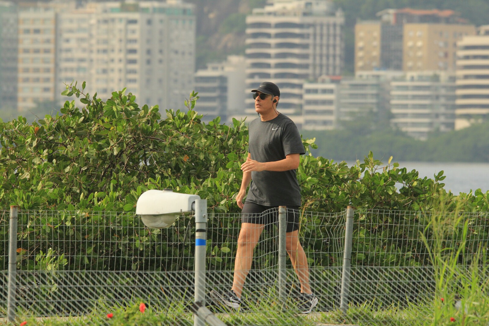 William Bonner ostenta corpão antes do "Jornal Nacional" (Foto: AgNews)