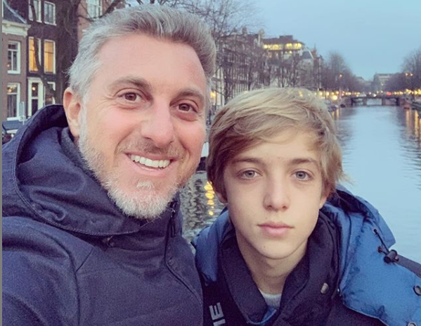 Luciano Huck apresenta o Caldeirão do Huck na Globo (Foto: Instagram)