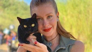 Marina Ruy Barbosa com o gato León, em O Sétimo Guardião  (Foto: Instagram)