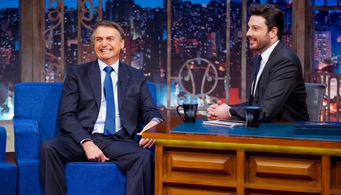 Jair Bolsonaro é entrevistado por Danilo Gentili no The Noite (Foto: Gabriel Cardoso/SBT)