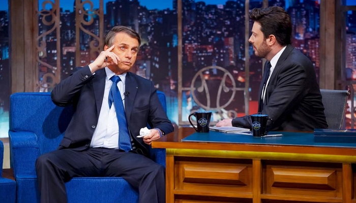 Jair Bolsonaro é entrevistado por Danilo Gentili no The Noite (Foto: Gabriel Cardoso/SBT)