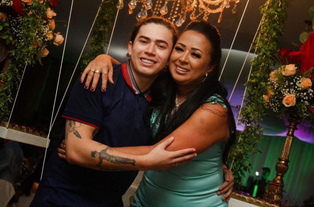 Whindersson Nunes e a mãe (Foto: Divulgação)