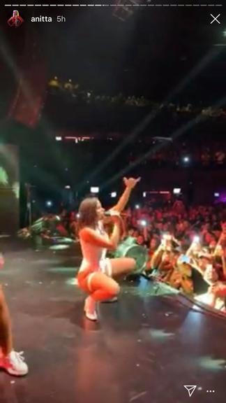 Anitta aparece com cabelo curto em show e é comparada com Bruna Marquezine (Foto: Reprodução)