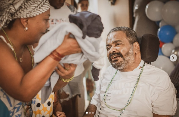 Arlindo Cruz com o neto (Foto: Jaqueline Borges/ Divulgação)