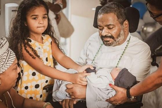 Arlindo Cruz com o neto (Foto: Jaqueline Borges/ Divulgação)