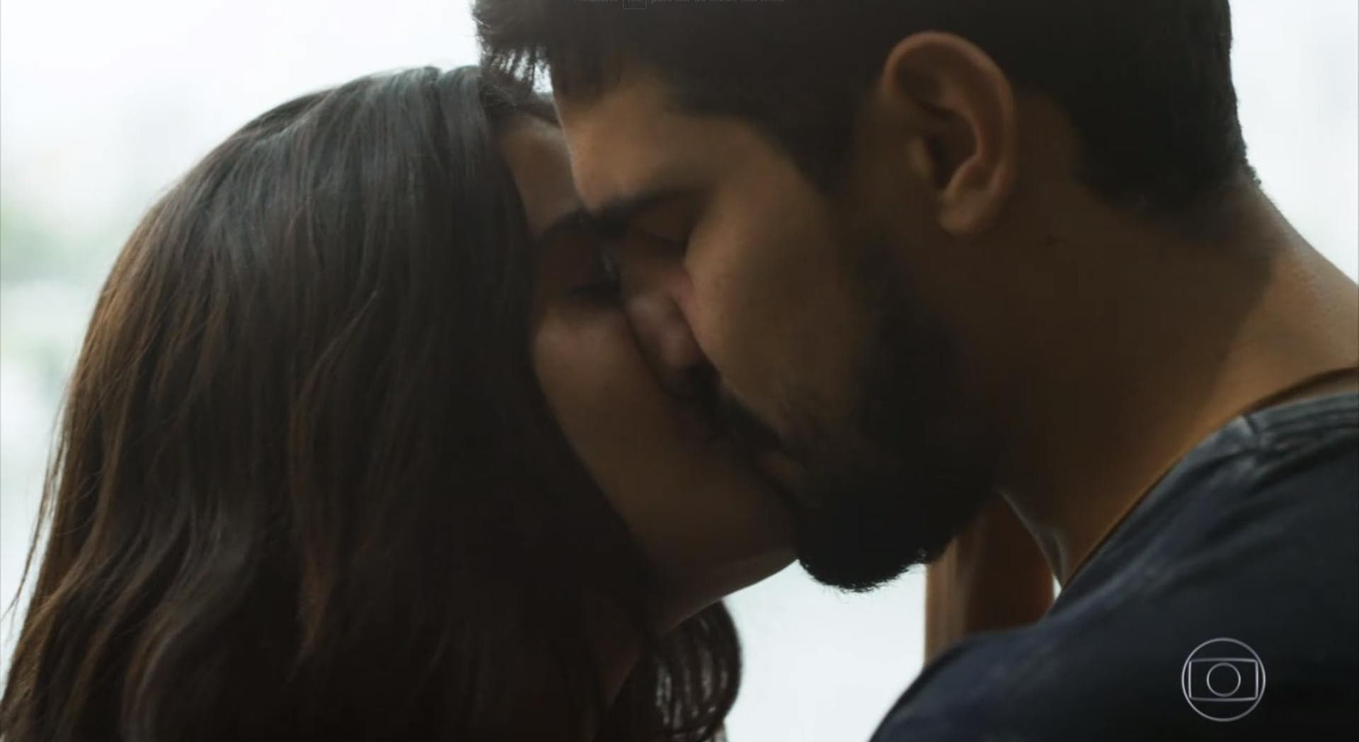 Beijo de Laila (Julia Dalavia) e Jamil (Renato Góes), o casal protagonista de Órfãos da Terra