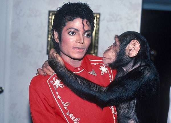 Michael Jackson e seu chimpanzé (Foto: Reprodução)