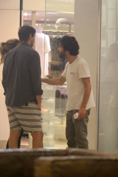 Caio Blat conversando com Adriana Esteves e Vladimir Brichta em shopping no RJ (Foto: AgNews)